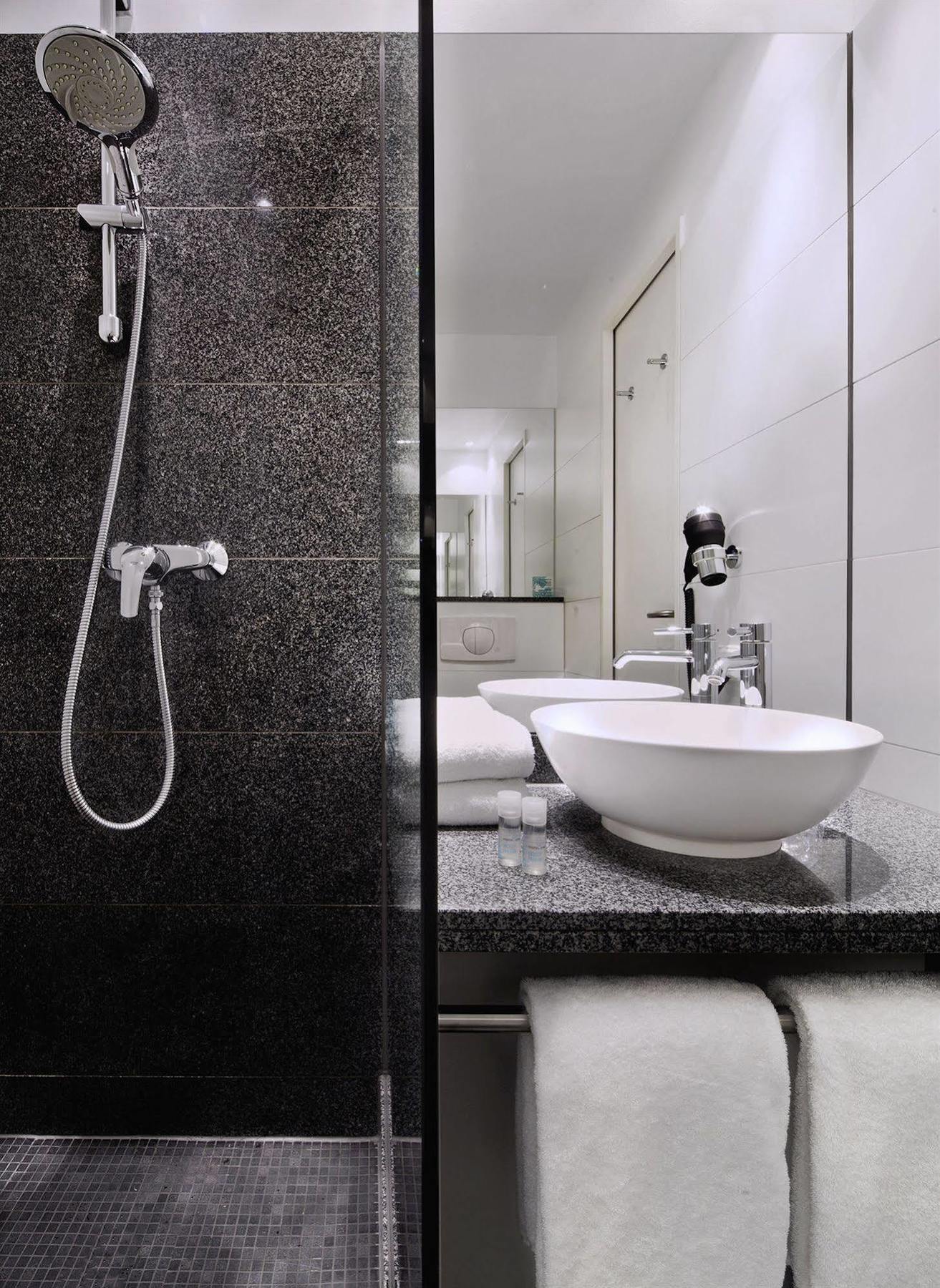 Motel One Frankfurt Messe Frankfurt am Main Bagian luar foto